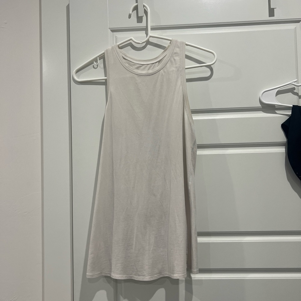 Lulu lemon tank ties in back